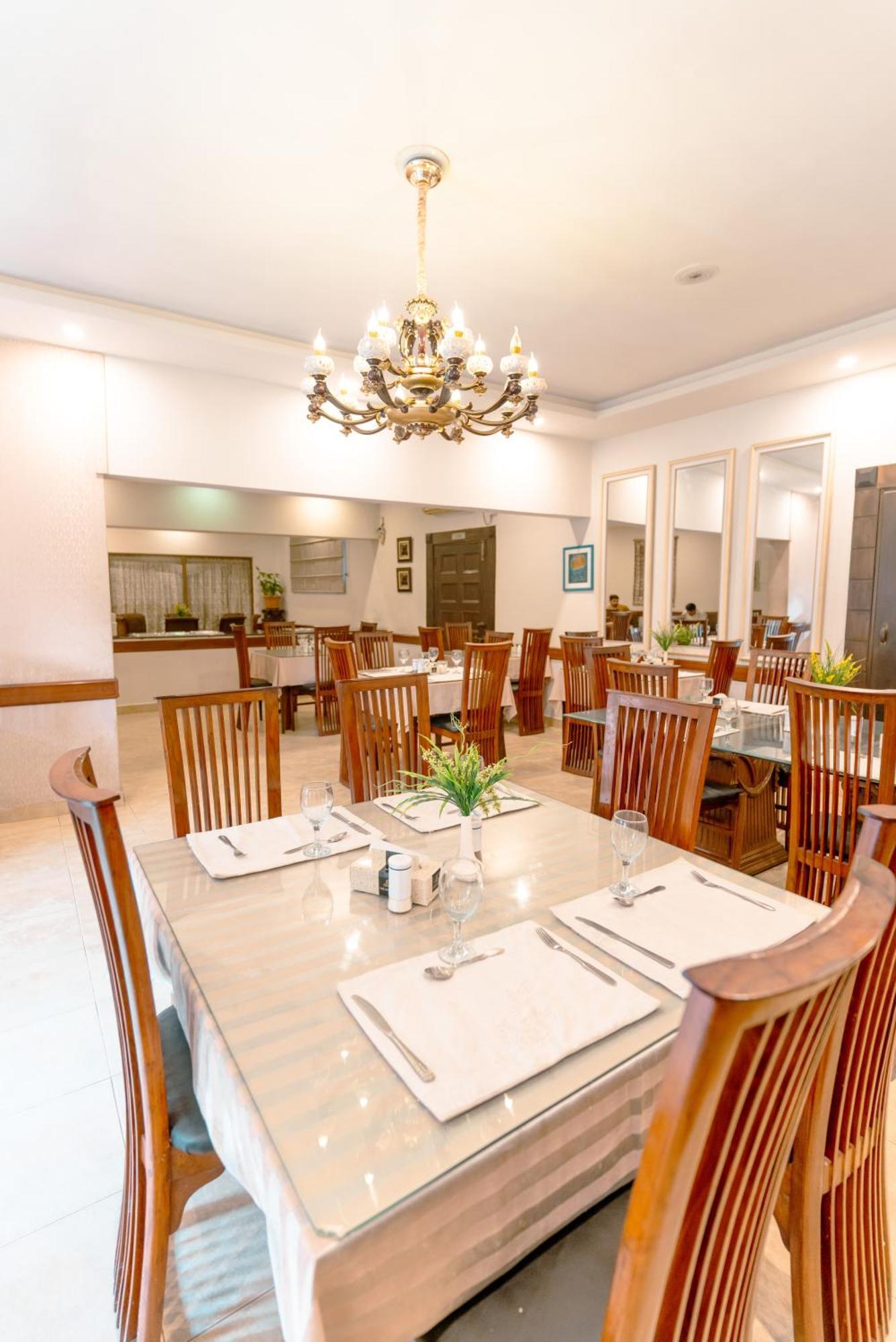 Vip House Peshawar Hotell Eksteriør bilde